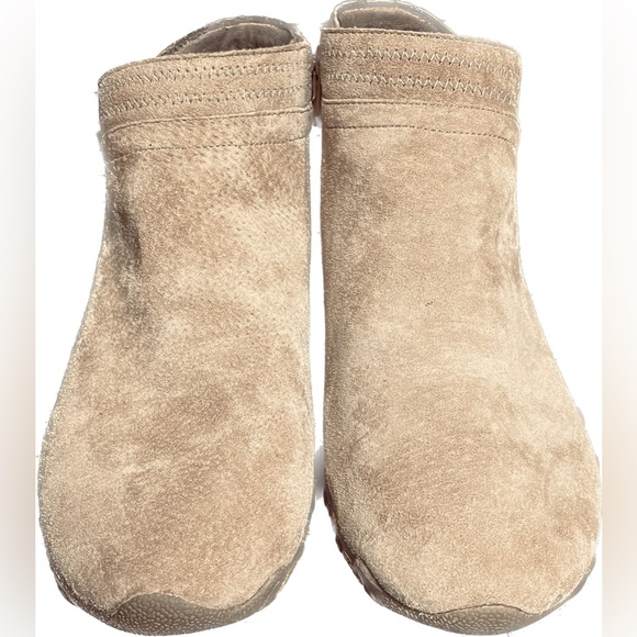 Skechers Wide Fit Suede Ankle Boots - Picture 9 of 9